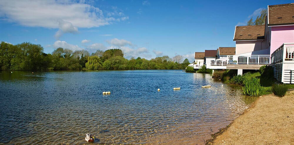 Cotswold Water Park: Small shingle beach and lake outside our Spring Lake Lodges